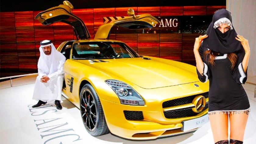 Золотой Mercedes-Benz SLS AMG.