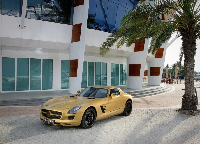 Золотой Mercedes-Benz SLS AMG.