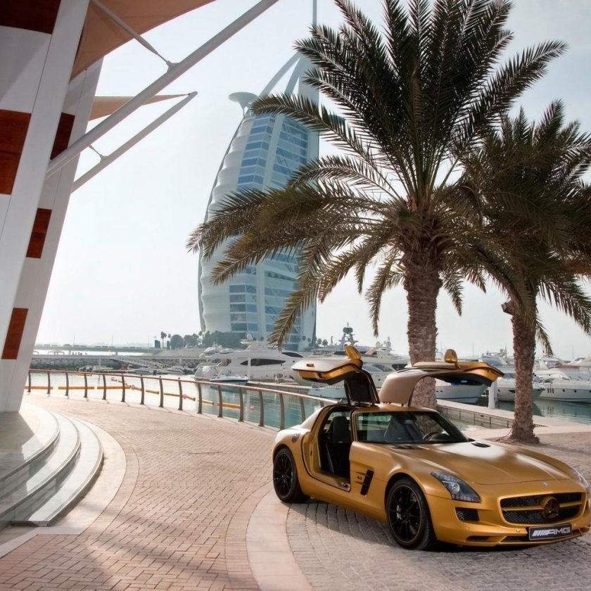 Золотой mercedes-benz sls amg.