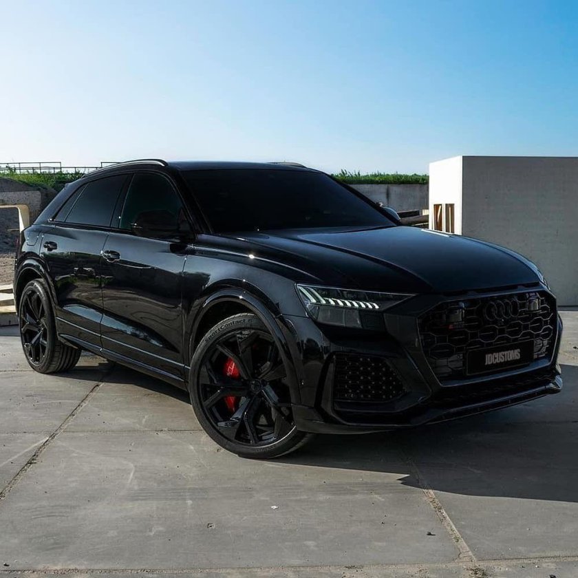 Черный матовый Audi rsq8