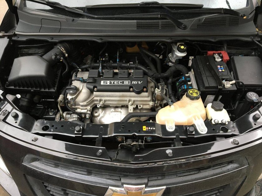 Моторный отсек Шевроле кобальт