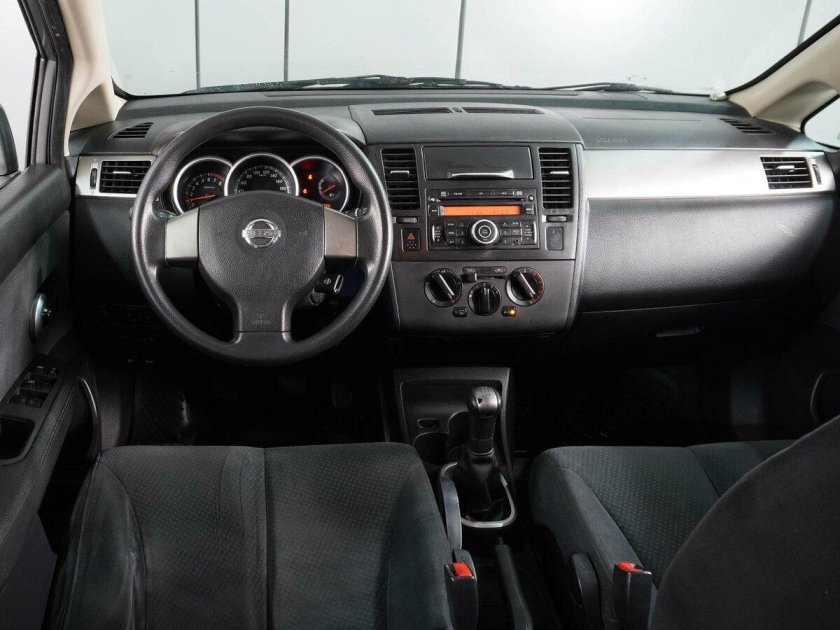 Ниссан тиида 2010 седан салон