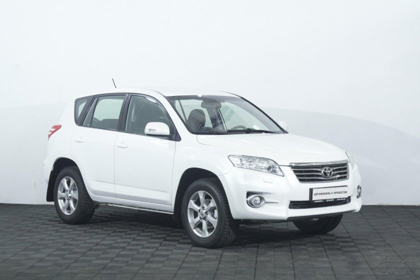 Белая тойота рав 4