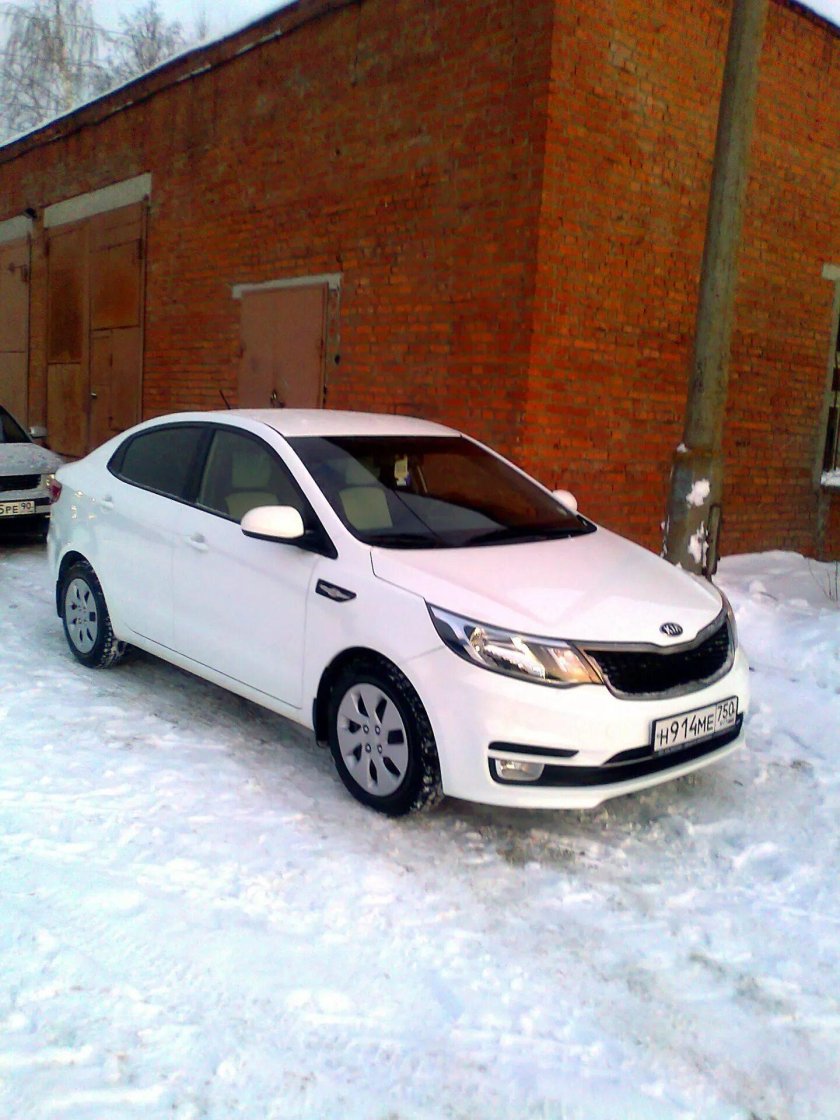 Киа Рио белая