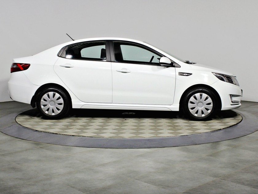 Белая киа рио