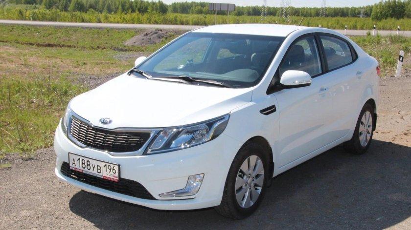 Белая кия Рио 3