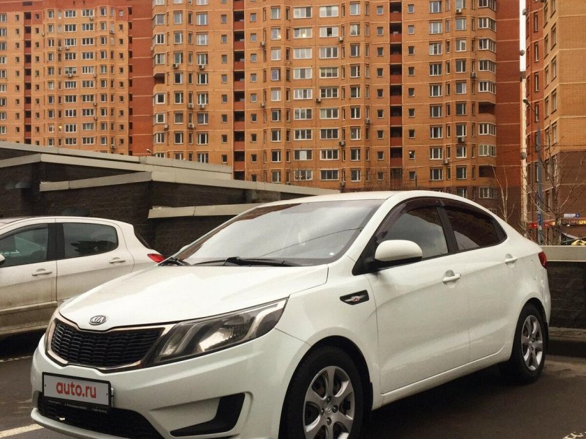 Белый Киа Рио 4 седан