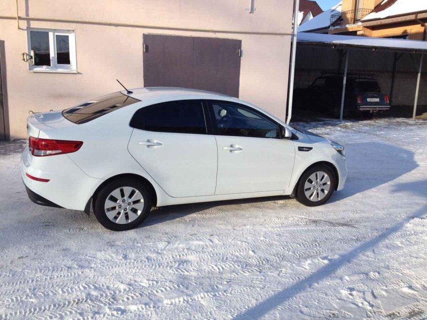 Киа Рио белая