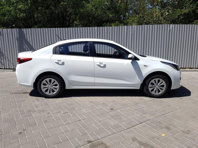 Kia Rio 2017 белый