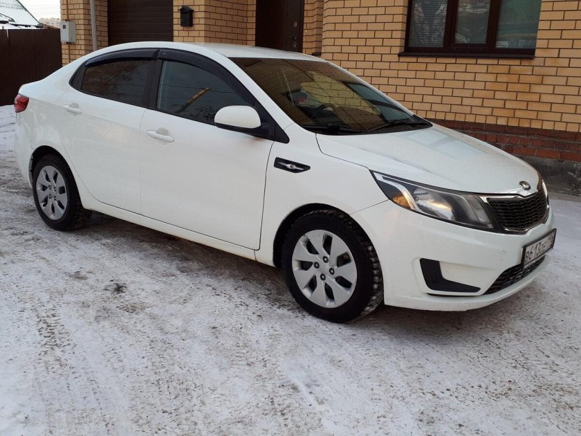 Белая Kia Rio 2014