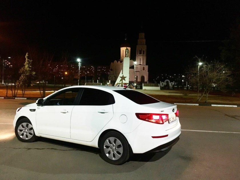 Kia Rio седан белый