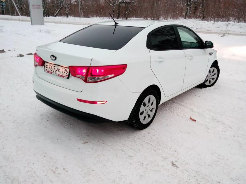 Kia Rio белая