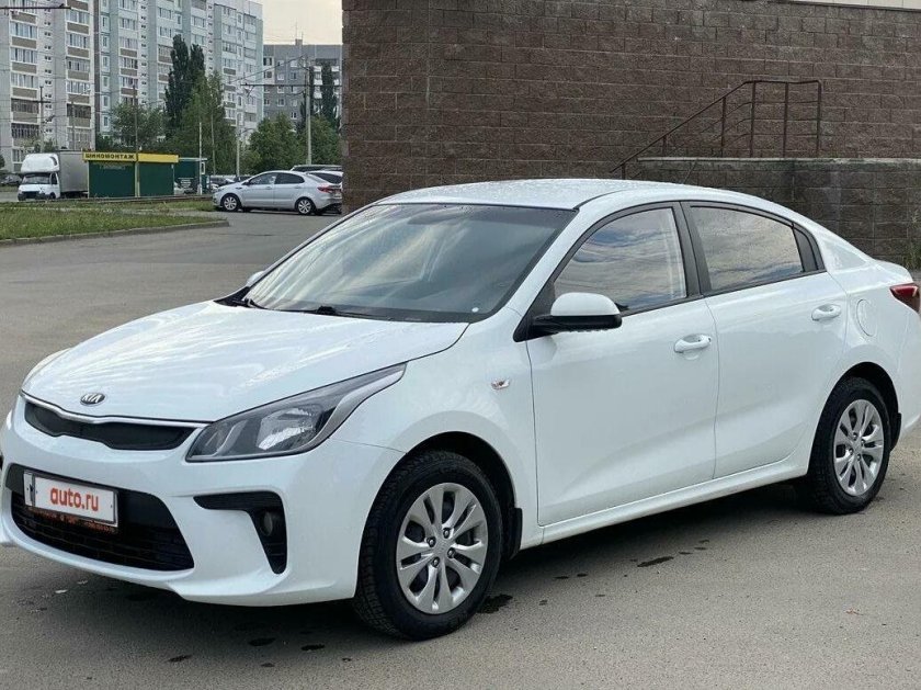 Киа Рио 2018 белый седан