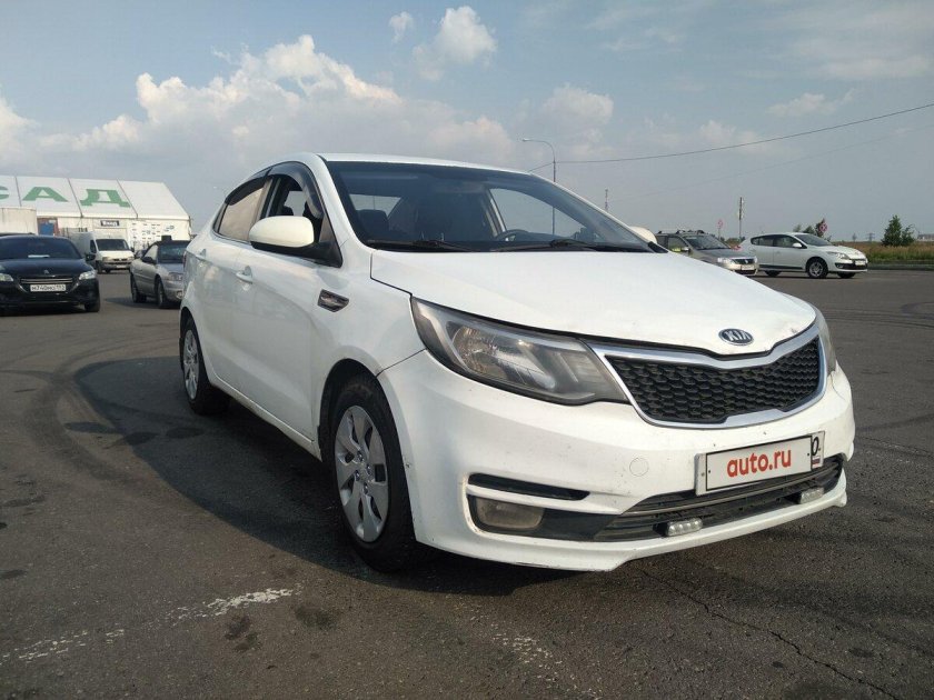 Киа Рио седан белая