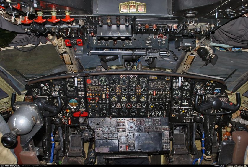 АН 12 кабина