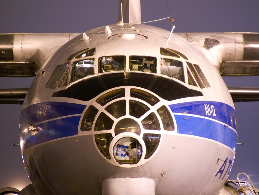 АН 12 кабина