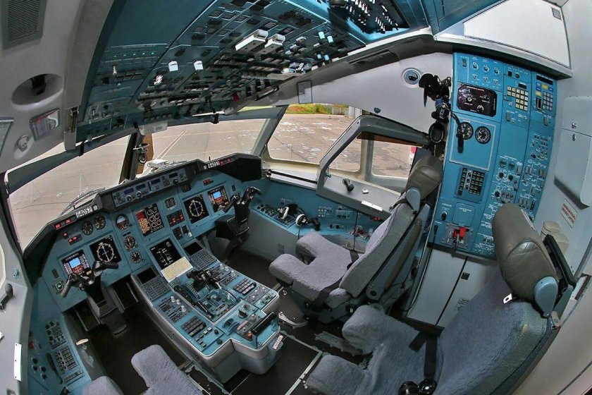 Ту-204 кабина пилотов