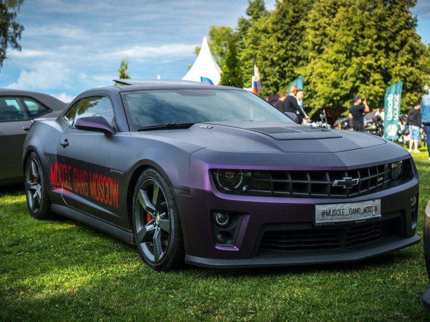 Шевроле Камаро фиолетовая