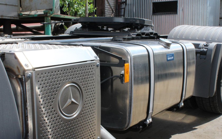 Алюминиевый бак 450 литров на Мерседес Актрос