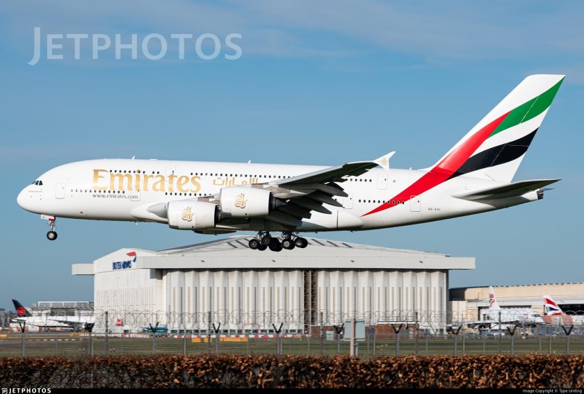 Самолёт airbus a380 emirates в толмачево