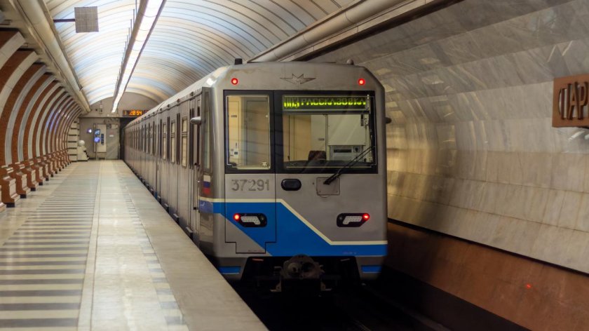 Кнопки на дверях поезда 81-760/761/762 Ока