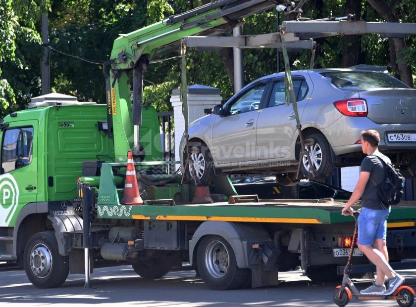 Машина на эвакуаторе