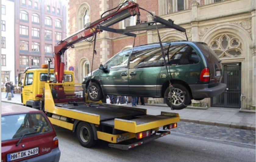 Машина на эвакуаторе