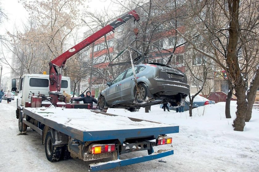 Эвакуатор увозит авто