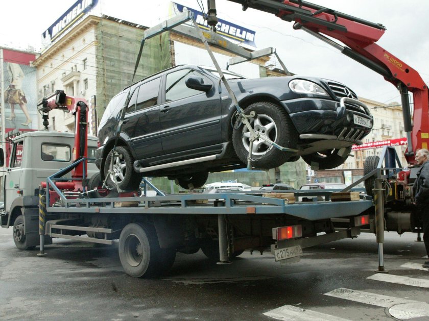 Машина на эвакуаторе