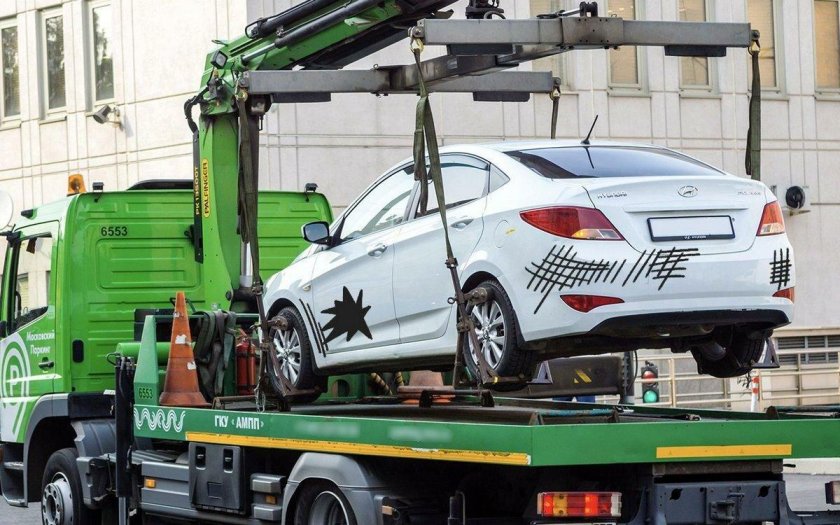 Эвакуатор увозит машину