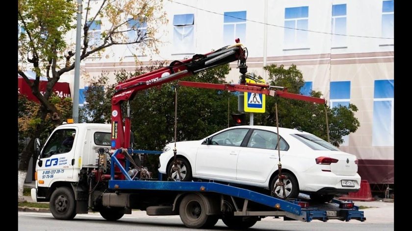 Эвакуатор увозит машину