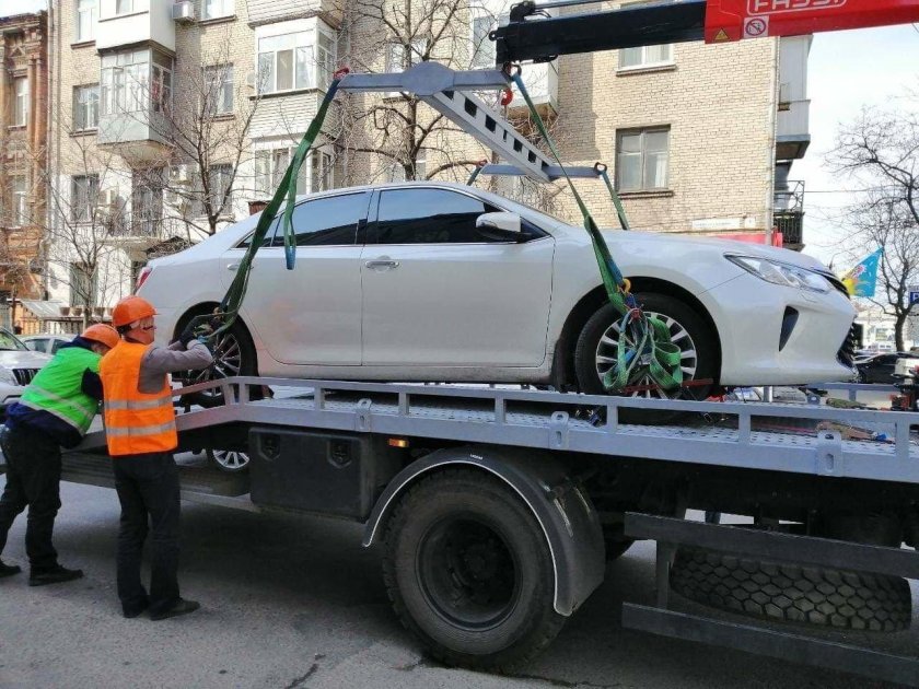 Машина на эвакуаторе