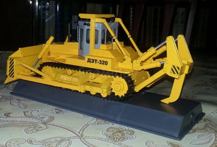 ДЭТ 320 В коробке. Промтрактор.