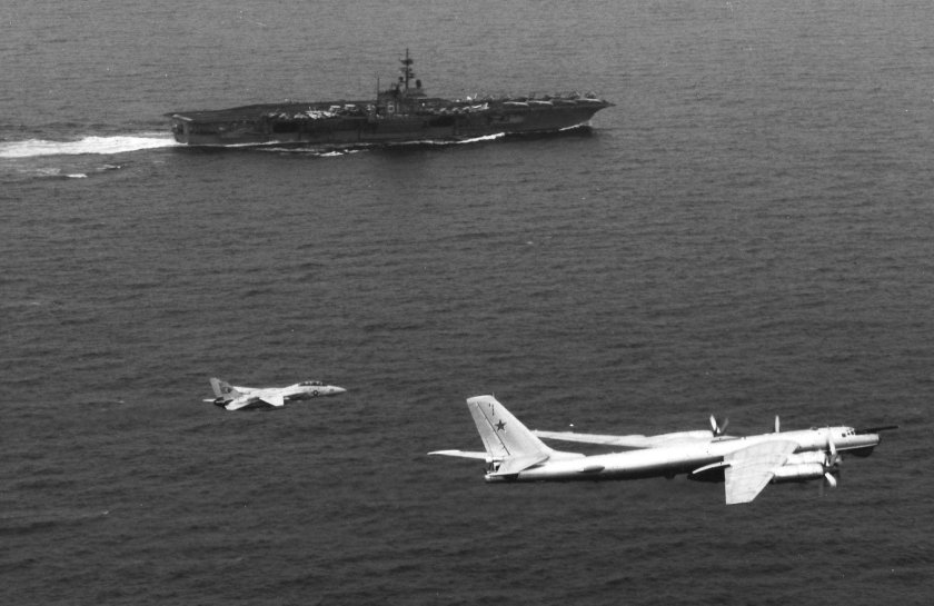 Ту 95 над авианосцем США