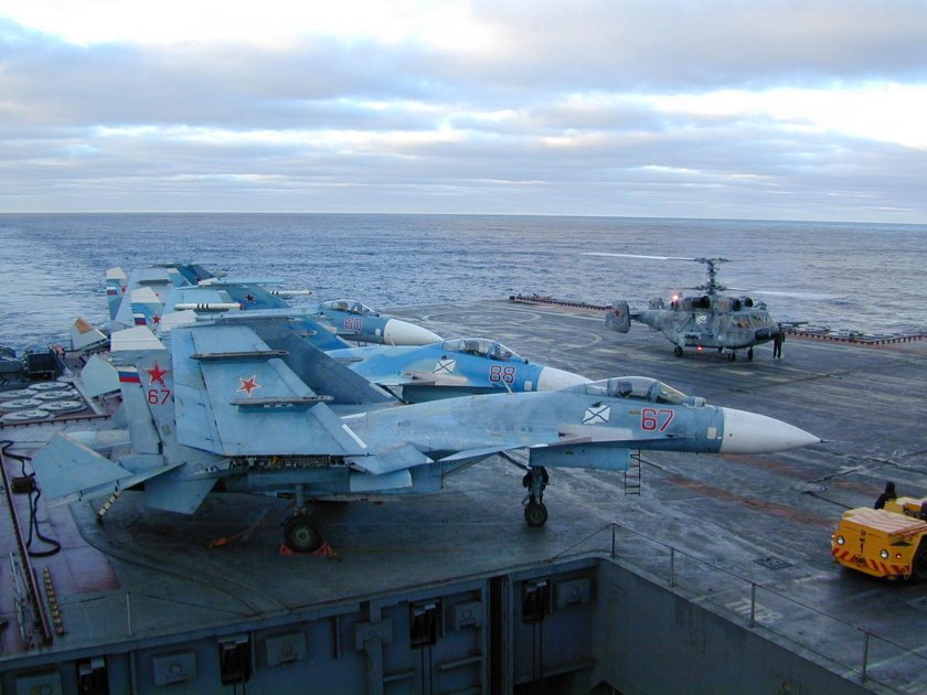 Истребитель корабельного базирования Су-33