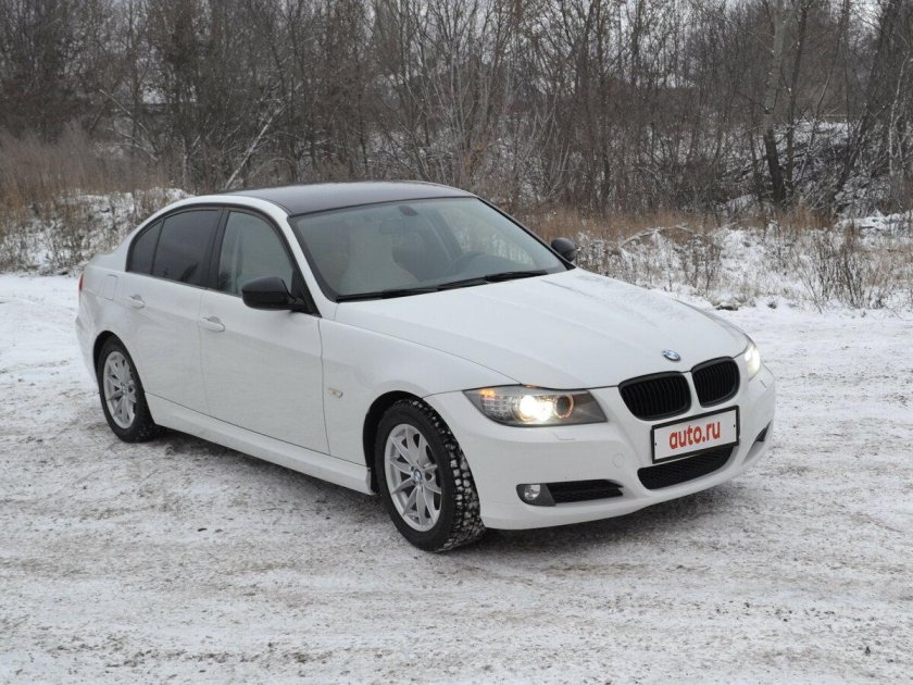 Белая БМВ 318i