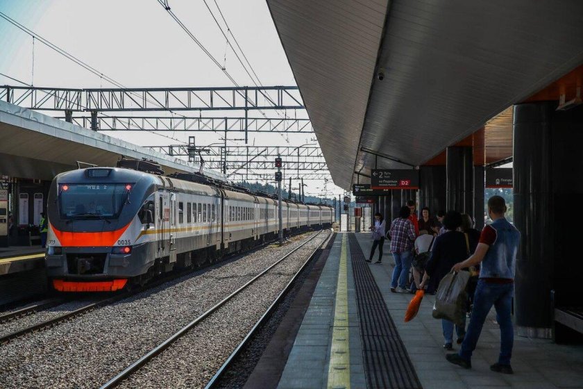 Пригородный поезд