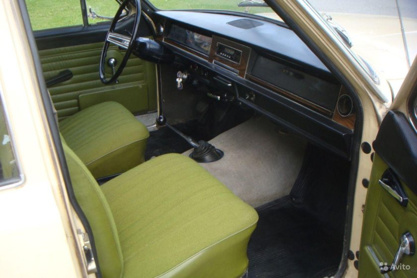 Волга ГАЗ 24 зеленый салон