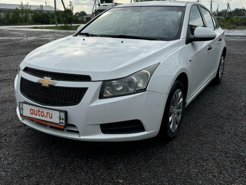 Белый шевроле круз