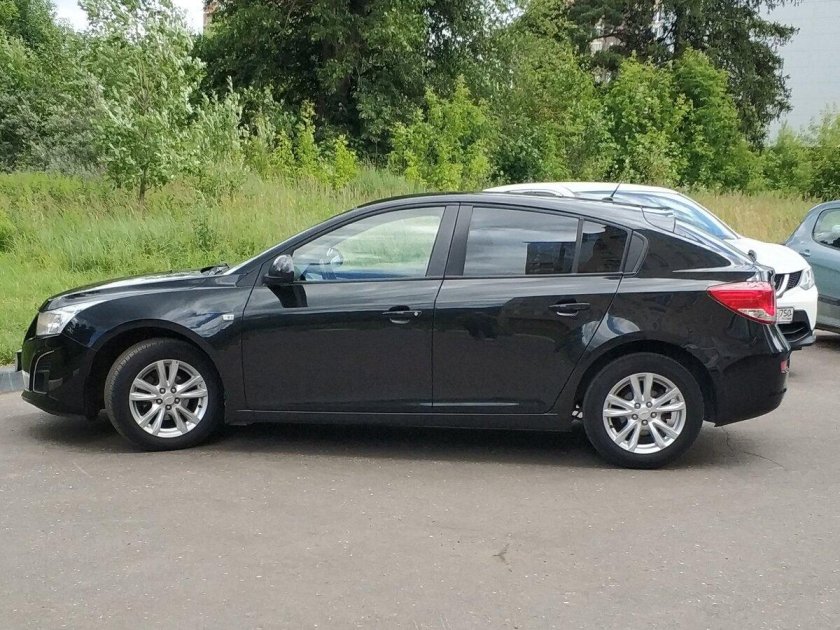 Шевроле Круз хэтчбек 2013 черный