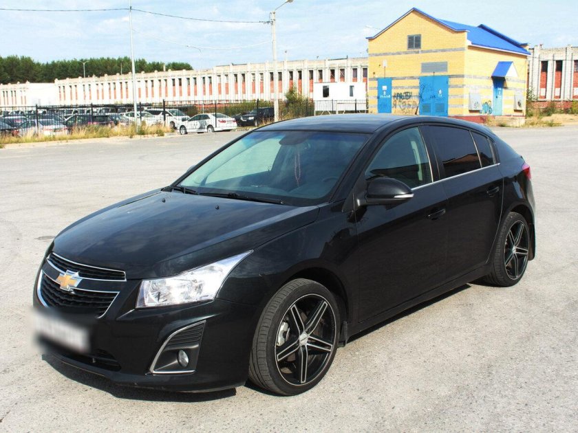 Шевроле Круз хэтчбек черный