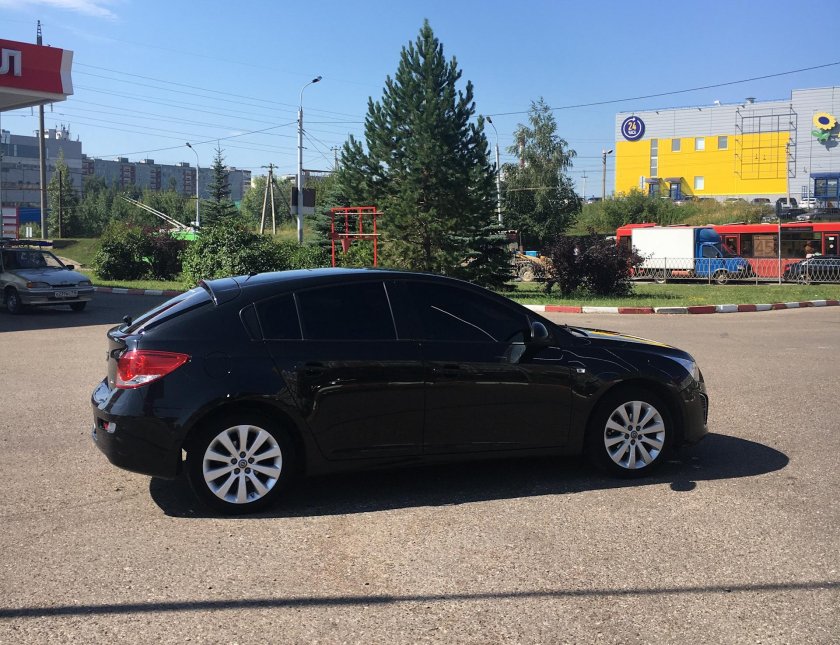 Шевроле Круз хэтчбек черный