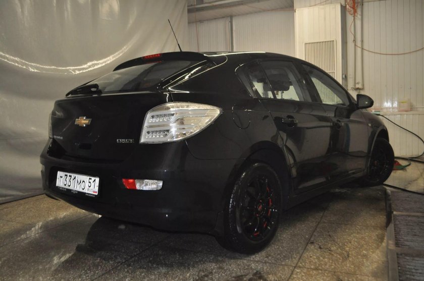 Шевроле Круз хэтчбек черный