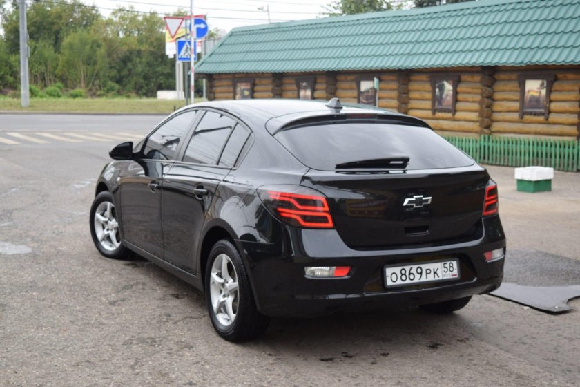 Шевроле Круз хэтчбек 2012 черный