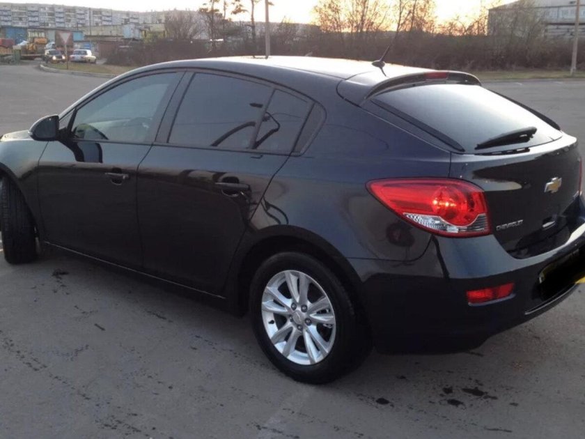 Шевроле Круз хэтчбек 2012 черный