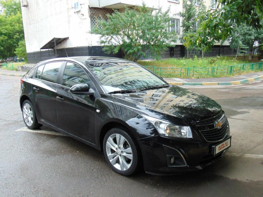 Шевроле Круз хэтчбек черный 2013 года