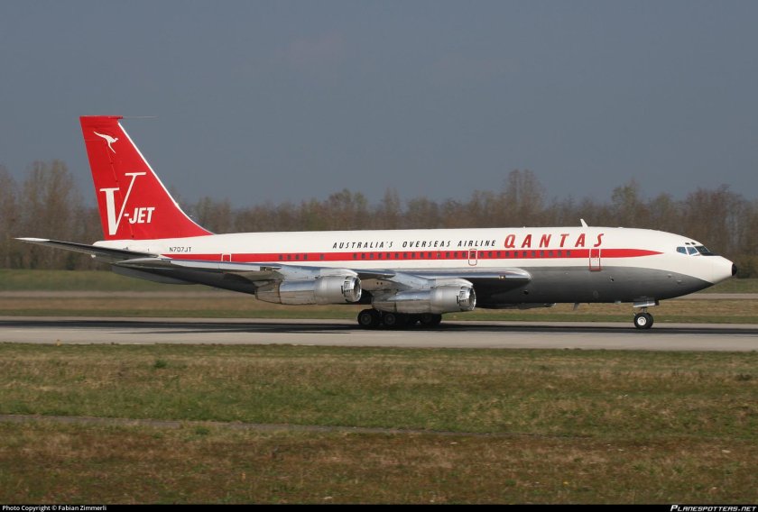 Qantas boeing 707-138b