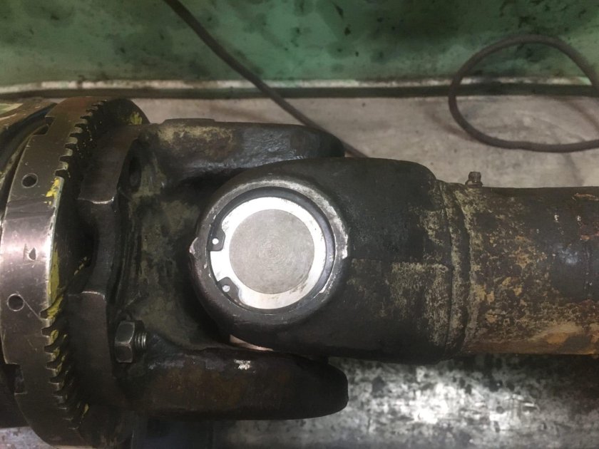 Карданный вал автобуса