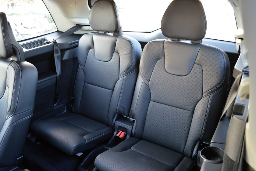 Встроенное детское кресло в Вольво хс90