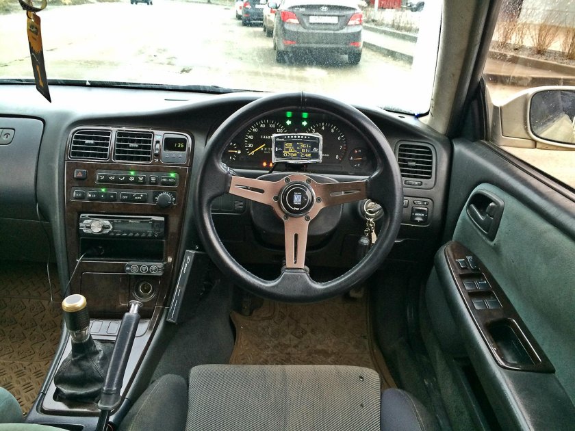 Тойота Марк 2 90 зеленый салон
